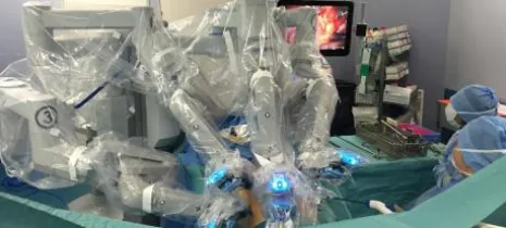 un robot chirurgical de pointe.