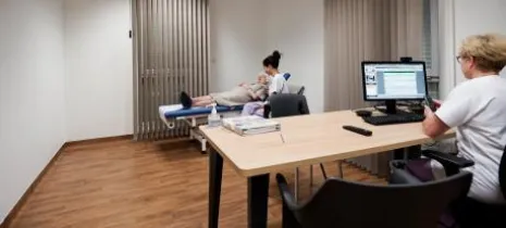 Chambre avec personne âgée allongé 