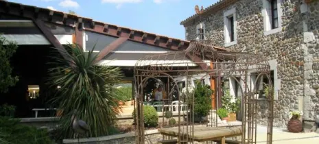 Jolie façade d'une maison en pierre